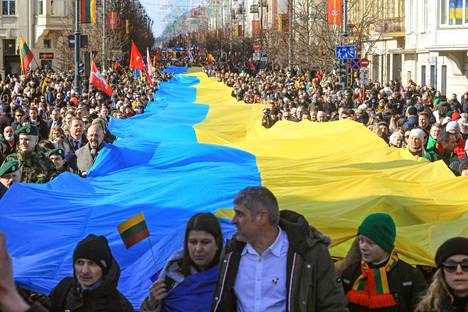 Mielenosoittajat vastustavat Venäjän hyökkäystä Ukrainaan Liettuan itsenäisyysjuhlissa Vilnassa 11. maaliskuuta.