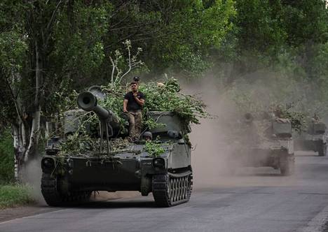 Ukrainalaisjoukot olivat maanantaina matkalla kohti taisteluja Donetskin alueella.