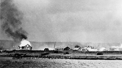 Lapin sodassa vetäytyvät saksalaiset polttivat Pohjois-Suomen maan tasalle tuhoten  asutuksen, sillat ja teiden rummut. Kuvassa Tornionjokilaakson talot palavat Suomen puolella 1944.