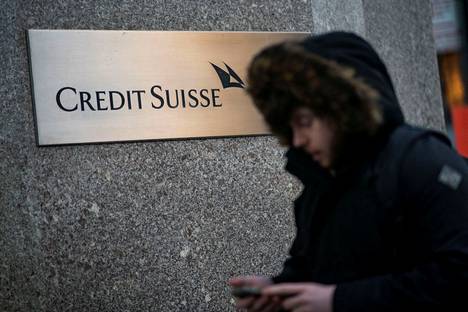 Mies käveli Credis Suissen pääkonttorin ohi New Yorkissa. Sveitsiläinen pankkijätti kertoi lainaavansa enimmillään 50 miljardia frangia Sveitsin keskuspankilta.