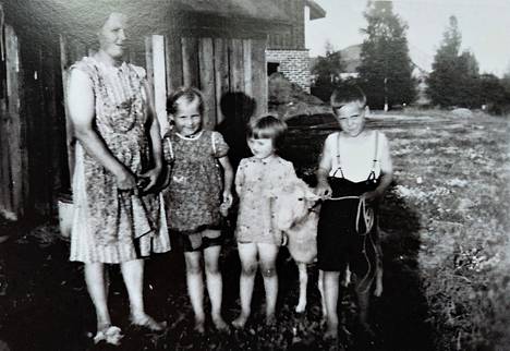 Elämä voitti hiljalleen, vaikka isä oli poissa. Tässä noin vuonna 1946 otetussa kuvassa ovat Martta Tähti sekä lapset Pirkko, Hanna ja Yrjö perheen silloisen kesäpässin kanssa.