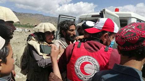 Afganistanin Punaisen Puolikuun Seuran vapaaehtoiset auttoivat maanjäristyksessä loukkaantuneita matkalle kohti sairaalaa Khostin maakunnassa keskiviikkona 22. kesäkuuta.