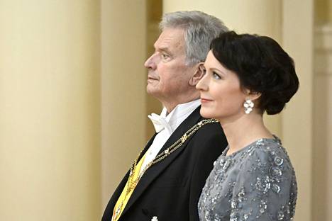 Tasavallan presidentti Sauli Niinistö ja puolisonsa Jenni Haukion vieressä Linnan juhlissa itsenäisyyspäivänä Helsingissä 6, joulukuuta 2022.