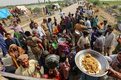 Pakistanin armeija jakoi ruokaa tulvia paenneille ihmisille Rajanpurin alueella 27. elokuuta 2022.