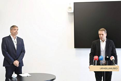 Olympiakomitean puheenjohtaja Jan Vapaavuori (oik.) ja erostaan kertonut huippu-urheilujohtaja Mika Lehtimäki maanantain tiedotustilaisuudessa.