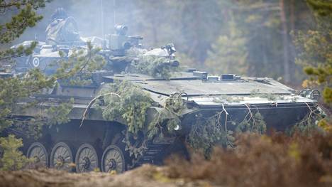 Kymmenet panssarivaunut jyristelevät Pohjankankaalla vielä viikon ajan. Kuvassa Suomen käyttämä BMP2-rynnäkköpanssarivaunu kuvattuna torstaina järjestetyssä mediapäivässä.