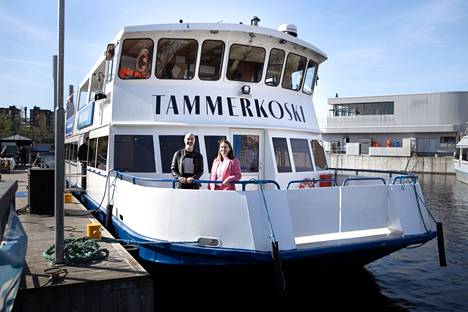 Tammerkoski-laiva viimeisteltiin perjantaina ennen kuin se aloitti uudelleen liikennöinnin Viikinsaareen. Hopealinjojen markkinointijohtaja Niko Airaksinen ja toimitusjohtaja Mari Vuorinen tarkastivat laivan ennen lähtöä.