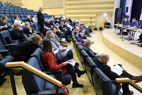 Kaupunginvaltuusto piti budjettikokousta evakossa Rauma-salissa, koska kaupungintalon kokoussali on remontissa. Päätöksenteko ensi vuoden noin 183 miljoonan euron rahankäytöstä sujui raumalaisella konsensuksella ja yksituumaisuudella.