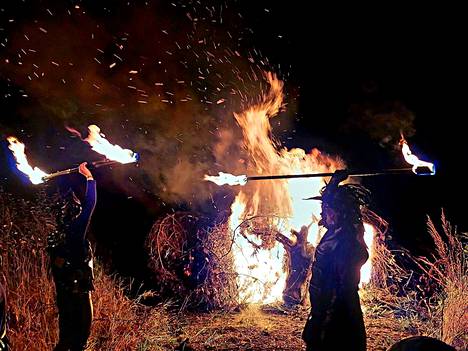 Flamma-ryhmä vei esityksellään vuosisatojen taakse. Ryhmä esiintyi lauantai-iltana Siuron Knuutilassa.