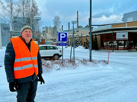 UPM Jämsänkosken tehtaan Communication Papersin pääluottamusmies Timo Hietanen toivoi ensimmäisenä lakkopäivänä Jämsänkosken tehtaan porteilla, että työmarkkinaosapuolet pääsisivät mahdollisimman pian neuvottelupöytään.