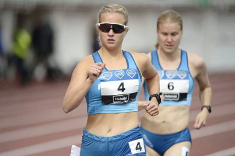Suomi nappasi kolmoisvoiton naisten viiden kilometrin kävelystä. Kuvassa Enni Nurmi ja Elisa Neuvonen.