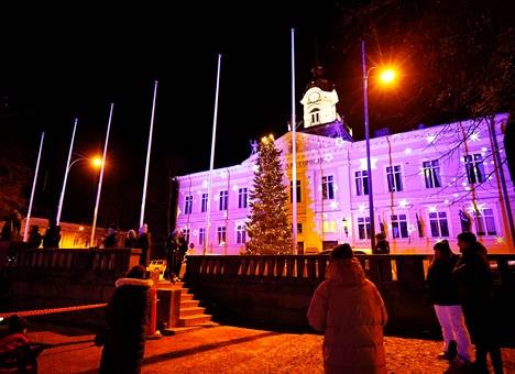 Monet kunnat ovat luopuneet uudenvuoden vastaanotoista ja ilotulitteista. Esimerkiksi Porissa taivaan sijaan on viime vuosina valaistu keskustan rakennuksia. Kuva vuoden 2021 Valon Pori -tapahtumasta, jossa Raatihuone valaistiin tähdin ja lumihiutalein.