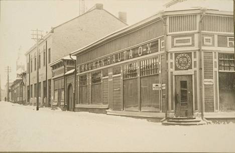 Kuva vuodelta 1925. Kauppakadun varrella sijainneen Rauman Rauta Oy:n nimi oli maalattu suoraan seinään. Kuva: Museovirasto
