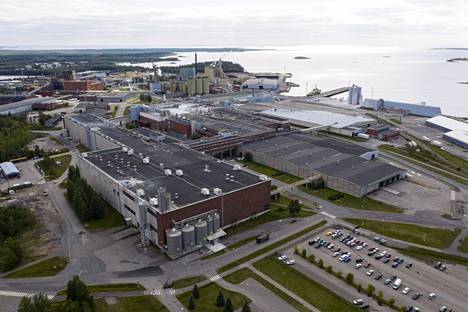 Metsäyhtiö Stora Enso vuokraa Kemin Veitsiluodon tehtaan entisen paperikonehallin tekstiiliteknologiayhtiö Infinited Fiber Companylle. Veitsiluodon yllä kuvattiin kesäkuussa 2021. 