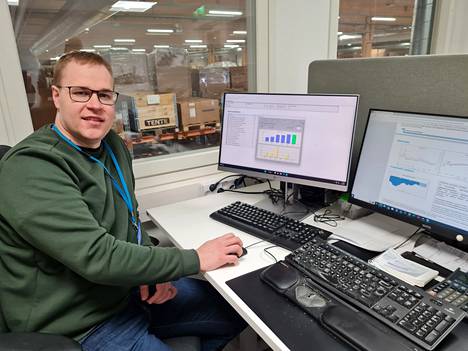 Eero Kaaja seuraa koneelta aurinkosähkön tuotantoa Lojerin Sastamalan tehtaalla. Tänä keväänä Lojerilla otetaan käyttöön uusi 930 paneelin aurinkovoimala.