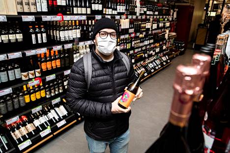 Ravintola-alalla työskentelevä Juuso Killström ostaa viininsä usein ulkomailta, mutta Alkostakin lähtee mukaan erikoisviinejä. Killström pitää Suomen alkoholiverotusta melko tiukkana, eivätkä uudet kiristykset tulleet yllätyksenä.
