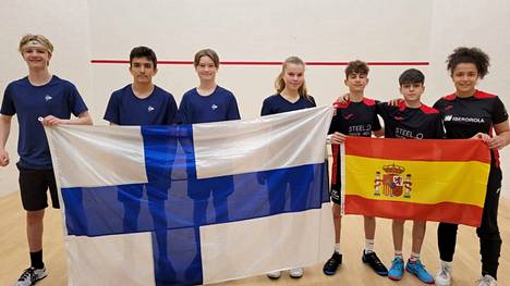 Suomen joukkue EM-kisojen alle 15-vuotiaiden sarjassa kohtasi muun muassa Espanjan. Suomen joukkueessa pelasivat Oliver Aarto (vas.), Raphael Orphanou, Porin Severi Stengård sekä Leena Parviainen. 