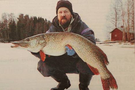 Ammattikalastaja Pentti Isokorpi nosti Sääksjärvestä uransa suurimman kalan. Hauki painoi 15,55 kiloa ja oli 128 senttiä pitkä. Isokorpi arvioi hauen iäksi 12–15 vuotta. 
