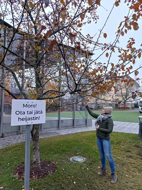 Myös Tampereen kaupunki vei heijastimia Laikunpuistoon.