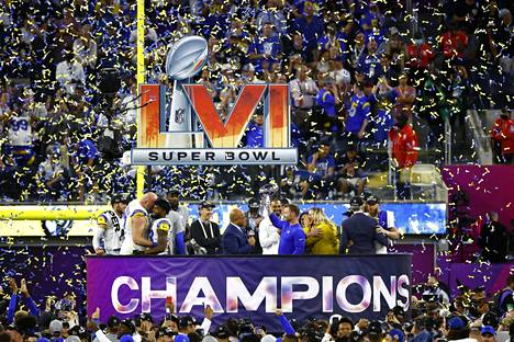Los Angeles Rams on voittanut amerikkalaisen jalkapallon Super Bowl -mestaruuden kotikentällään. Pokaalia pitelee päävalmentaja Sean McVay.