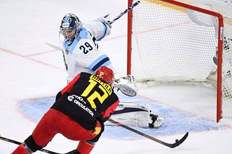 Jokereiden Marko Anttila teki Sibirin maalivahdin Harri Säterin taakse KHL:n ottelussa 25. syyskuuta 2020.