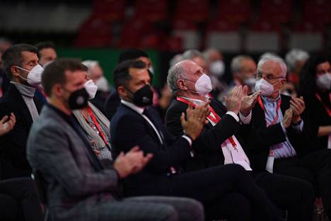 Bayern Münchenin kunniapuheenjohtaja Uli Hoeness (keskellä, valkea maski) osallistui vuosikokoukseen.