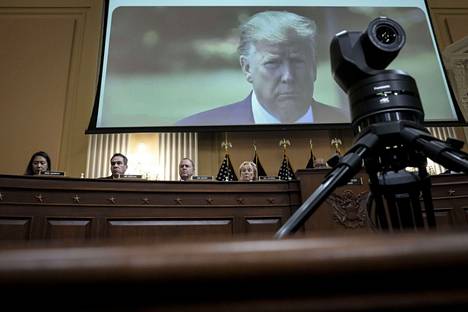 Yhdysvaltain ex-presidentin Donald Trumpin kuva heijastettuna tutkintakomitean kuulemistilaisuudessa. Presidentti Trumpin osallisuutta kongressitalon valtaukseen selvitetään todistajien kuulemisella.