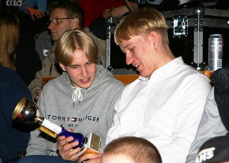 Vuoden junioriksi valittu Henry Kovanen (oikealla) tarkasteli ketjukaverinsa Konsta Peltolan kanssa saamaansa pokaalia KeuPa HT:n päättäjäisissä maanantaina.