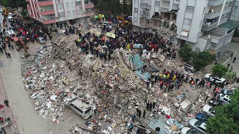 Voimakas maanjäristys tuhosi lukuisia rakennuksia. Järistys oli voimakkuudeltaan 7,8.