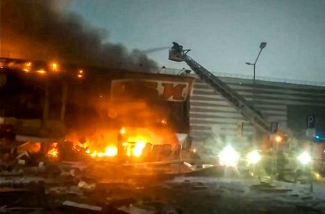 Venäläisten viranomaisten välittämältä videolta otettu kuvakaappaus näyttää, miten tuli tuhosi rakennusta.