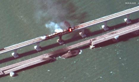 Satelliittikuva Kertšinsalmen sillan tuhosta viime lauantailta.