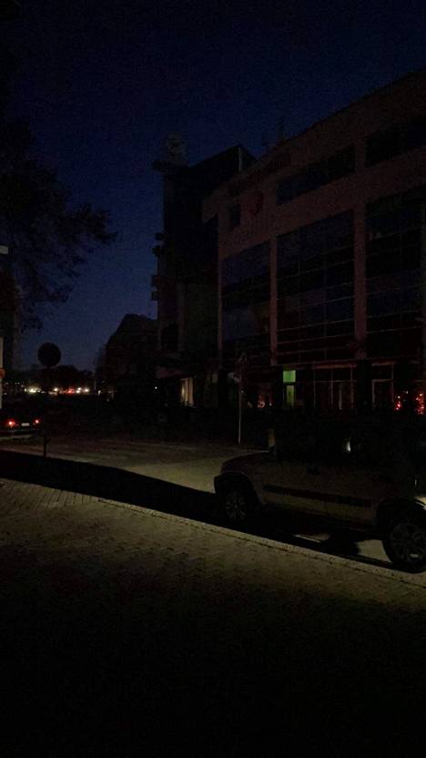 Valkeakosken keskusta pimeni maanantaina iltapäivällä sähkökatkon vuoksi. Kadun varressa lähes kaikki ikkunat olivat pimeinä kello 17 jälkeen.