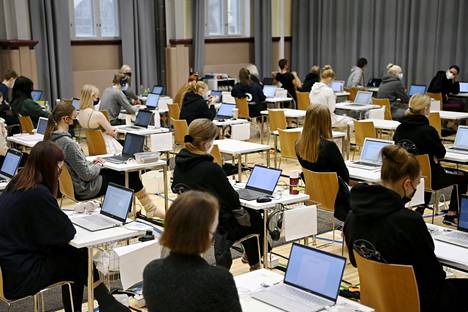 Ylioppilas­tutkintoon on tänä keväänä ilmoittautunut yhteensä 45 600 kokelasta. Opiskelijat valmistautuivat edessään olleeseen ylioppilaskirjoitukseen Helsingissä syyskuussa 2021. 