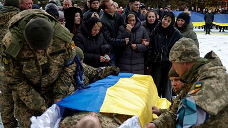 Omaiset, ystävät ja taistelutoverit hyvästelivät Bahmutin taistelussa menehtynyttä Volodymyr Androshchukia lauantaina. 