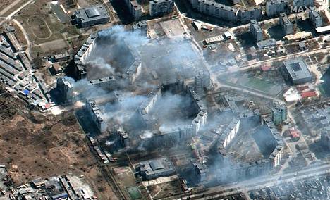 Satelliittikuva näyttää savuavia asuinrakennuksia Mariupolissa tiistaina 19. maaliskuuta.