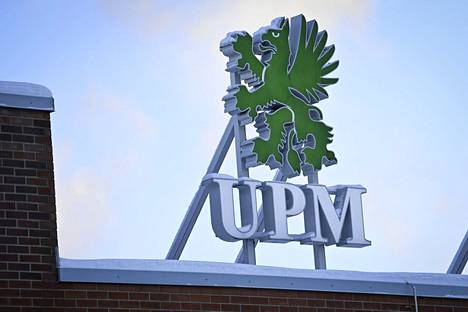 UPM:n kyltti on kuvattu Kymin tehtaan katolla Kouvolassa 10. tammikuuta 2022. Paperiliiton lakko UPM:ssä alkoi 1. tammikuuta ja jatkuu yhä.