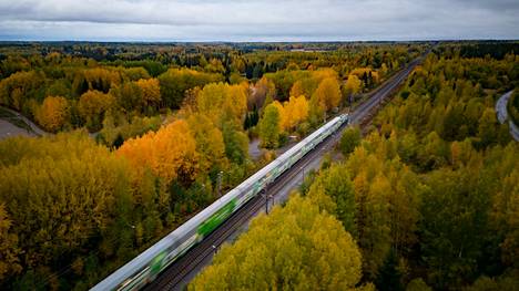 Helsinkiin matkalla oleva InterCity-juna ohittaa Purolan seisakkeen Järvenpään pohjoispuolella. 