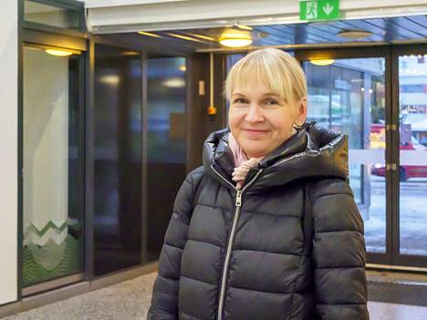 Stiina Mäkivaaran aatto sujuu perinteiseen malliin. Joulussa tärkeintä on yhdessäolo. Tamperelainen perhe tulee Jämsään viettämään joulua Mäkivaaran 90-vuotiaan isän luo.