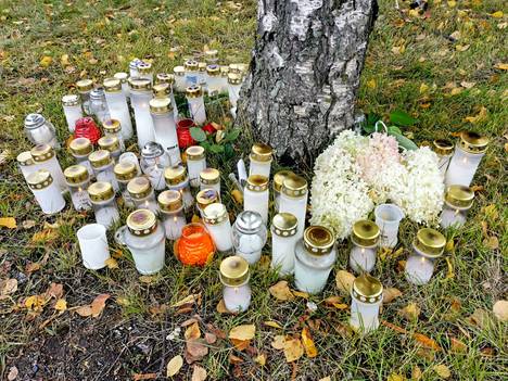 Onnettomuuden jälkeen Urheilukadun ja Apiankadun risteyksen viereen tuotiin suuri määrä kynttilöitä pyöräilijän muistoksi. 
