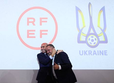 Ukrainan osallistuminen Espanjan ja Portugalin yhteishakemukseen vahvistettiin keskiviikkona Sveitsissä. Kuvassa Espanjan jalkapalloliiton edustaja Luis Rubiales ja Ukrainan jalkapalloliiton Andriy Pavelko.