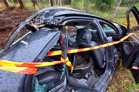 Pelastuslaitos joutui leikkaamaan auton rakenteita saadakseen ulos Kankaanpäässä liikenneonnettomuudessa loukkaantuneen henkilön.