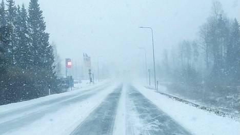 Lumi ja hankala keli yllätti Kankaanpäässä 23. huhtikuuta 2024.