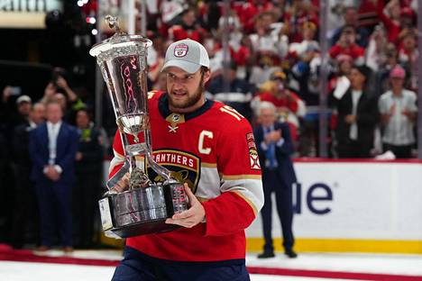 Aleksander Barkov sai käsiinsä NHL:n itäisen konferenssin voittajajoukkueen palkinnon.