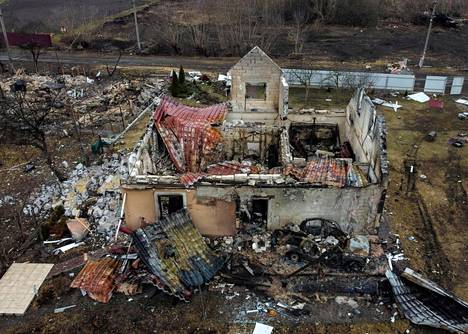 Ilmakuva Kiovan alueelta näyttää omakotitalon tuhon Lukianivkan kylässä. Kuva on otettu 30. maaliskuuta.