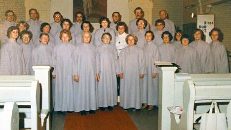 110 vuotta täyttävä Vilppulan kirkkokuoro hankki vuonna 1981 laulajilleen yhteisen kuoroasun. 