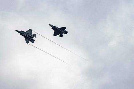 Ilmavoimien uusi F-35-hävittäjä nähdään Suomen ilmailuliiton lentonäytöksessä Porissa.