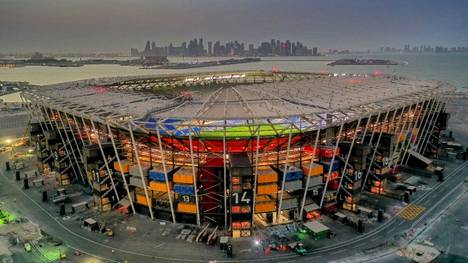 Siirtotyöläiset rakentavat jalkapallon MM-kisoille hulppeat puitteet Qatariin, mutta kisojen rakennusprojektissa on paljastunut vuosien mittaan paljon puutteita.