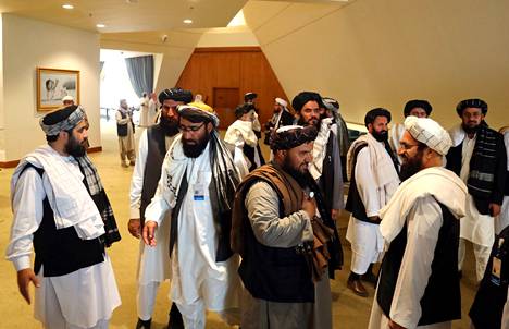 Talebanin neuvottelijat osallistuvat rauhanneuvotteluihin Dohassa.