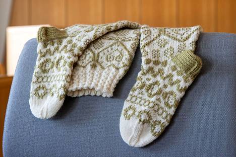Eura-aiheinen neulekilpailu toteutettiin Eurassa vuosi sitten. Toiseksi kilpailussa sijoittuivat Emännän sukat, jotka ovat kauttualaisen Hanna Yli-Mattilan tekemät.