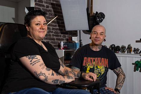 Petronella Salo hankki ensimmäisen tatuointinsa kaksikymmentä vuotta sitten. Tuomas ”Tuoppi” Latvala on työskennellyt tatuoijana jo lähes kolme vuosikymmentä.